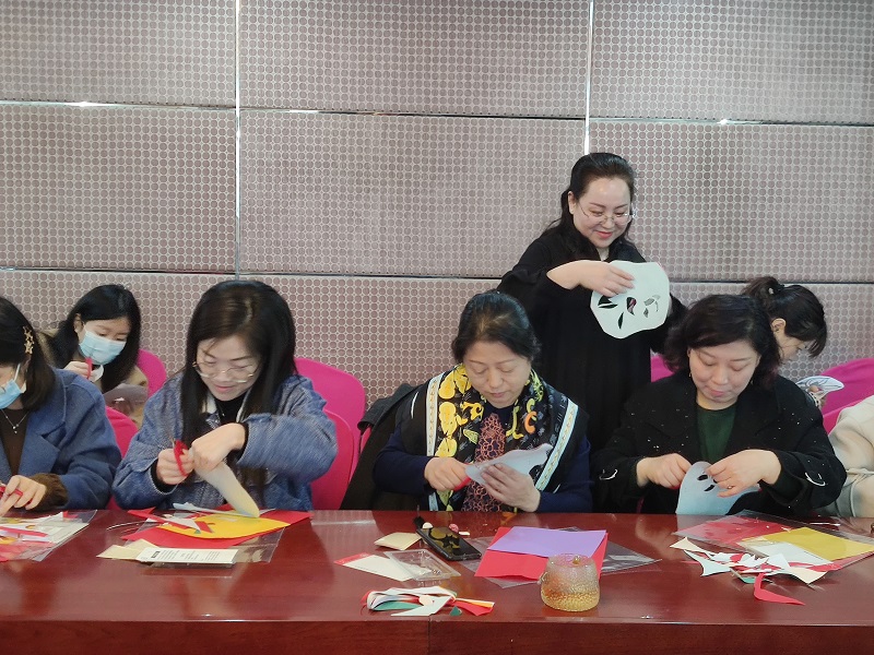 碑林博物馆举办迎“三八”妇女节传统剪纸体验活动(图1)