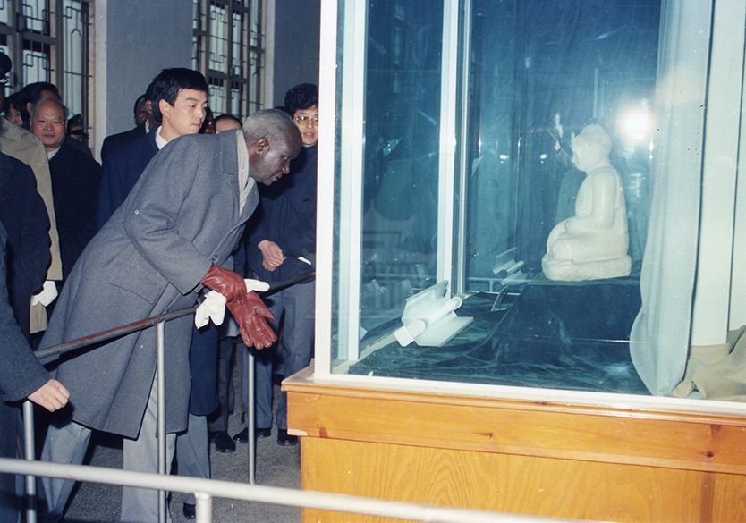 赞比亚总统卡翁达来馆参观（1988年）